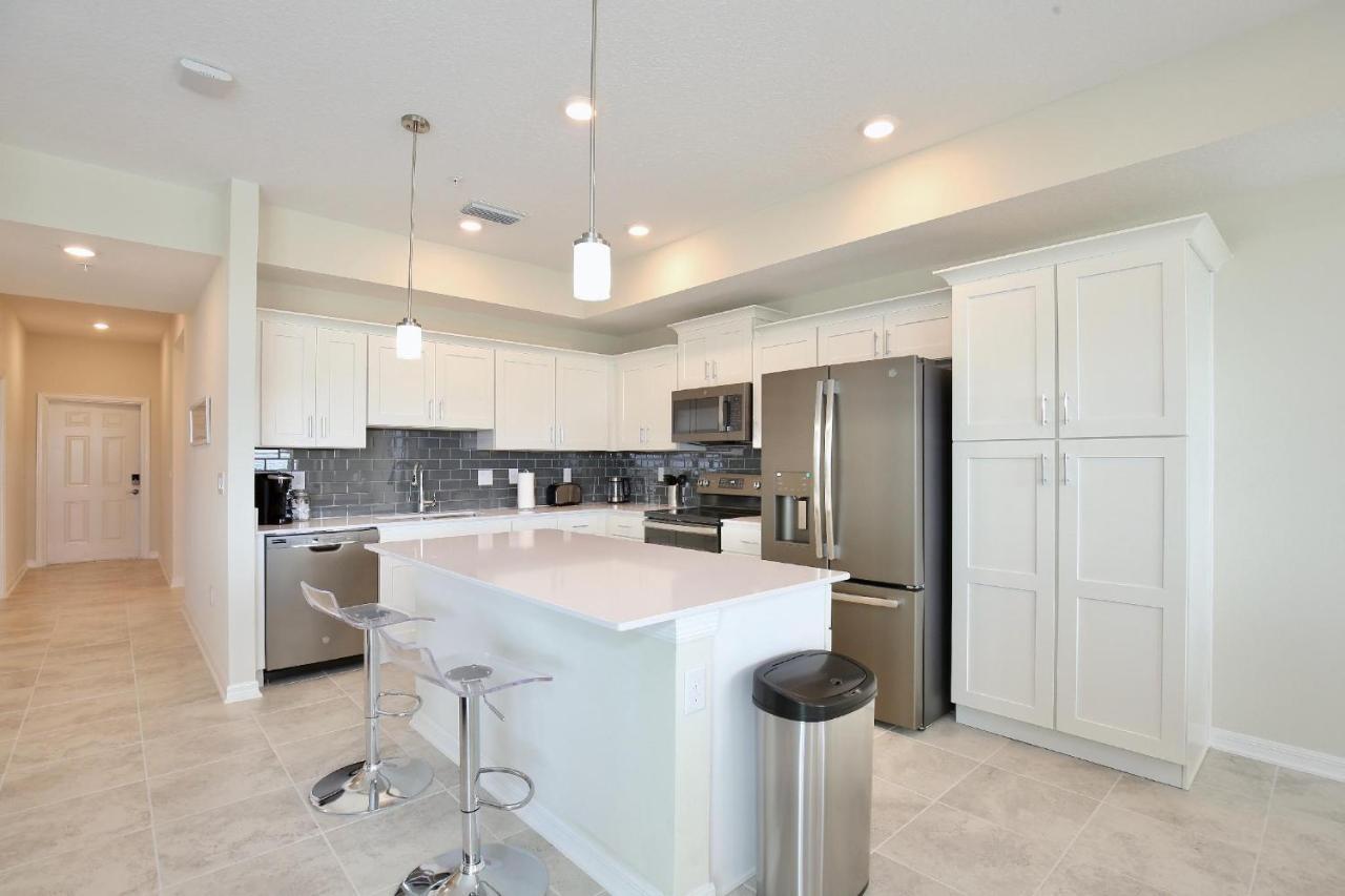 Great In Storey With Great Amenities Next To Disney! Apartment